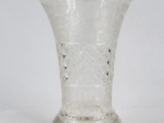 Vente aux enchères Vase en cristal de Bohème, à décor de croisillons et de fleurs. H. 27 