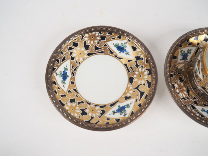 Paire de tasses et sous-tasses en porcelaine, à décor de fleurs polych