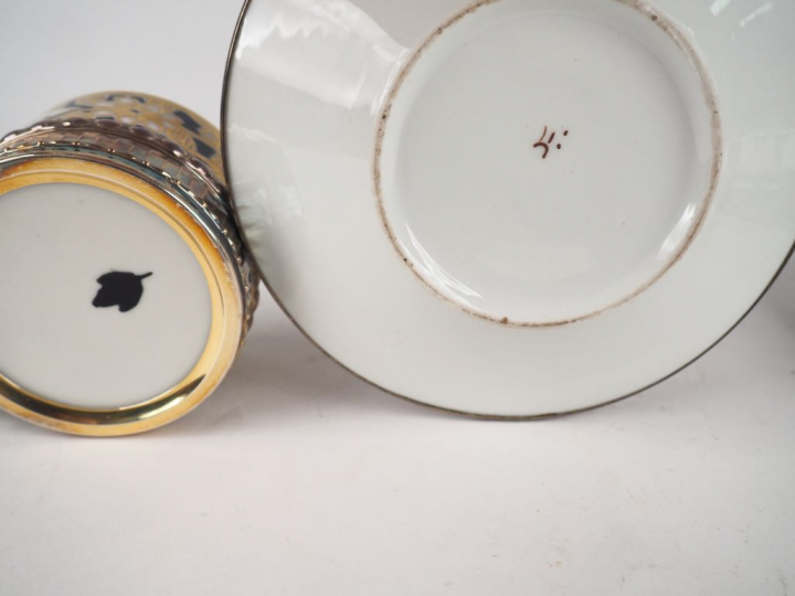 Paire de tasses et sous-tasses en porcelaine, à décor de fleurs polych