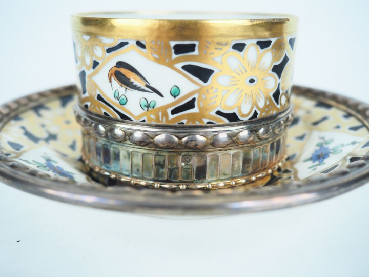 Paire de tasses et sous-tasses en porcelaine, à décor de fleurs polych