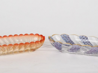 Vente aux enchères BACCARAT.  Deux différents vide-poches en cristal polychrome. Signés. 