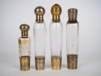 Vente aux enchères Quatre différents flacons à odeurs en cristal et argent.