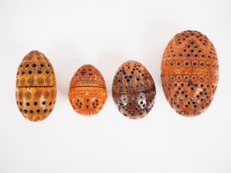 Vente aux enchères Quatre différents œufs à chapelet en corozo sculpté.
