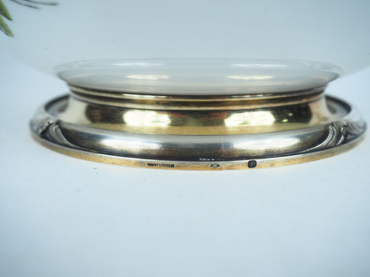 Coupe sur talon en porcelaine blanche, à décor de fleurs polychromes e