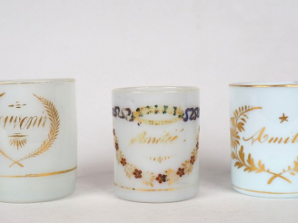 Vente aux enchères Trois différents verres à eau Restauration en opaline peinte.