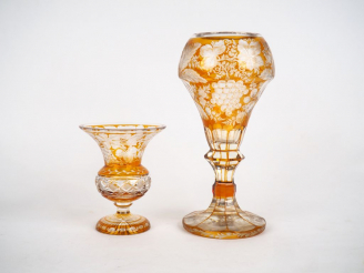 Vente aux enchères Deux différents vases en cristal de Bohème ambré, à décor de feuillage
