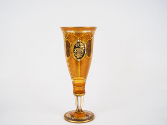 Vente aux enchères Grand vase sur piédouche en cristal ambré et doré, à décor d'oiseaux e