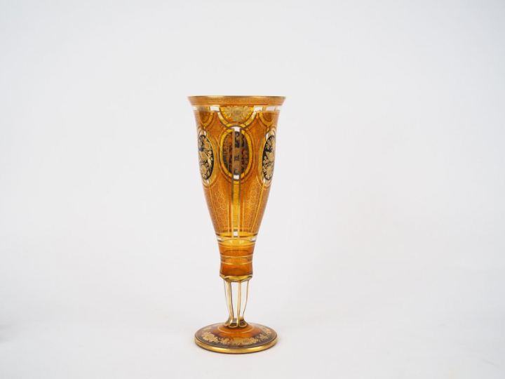 Grand vase sur piédouche en cristal ambré et doré, à décor d'oiseaux e