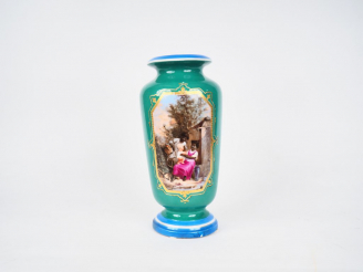 Vente aux enchères Vase Napoléon III en porcelaine polychrome, à décor d'enfant dans une 