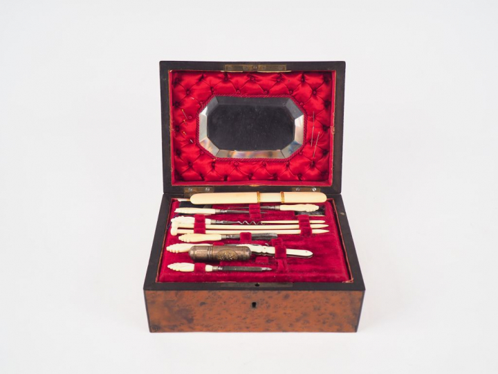 Coffret à couture Napoléon III en marqueterie et ornementation de lait