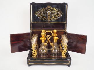 Vente aux enchères Cave à liqueur Napoléon III en bois noirci, garniture de laiton et de 