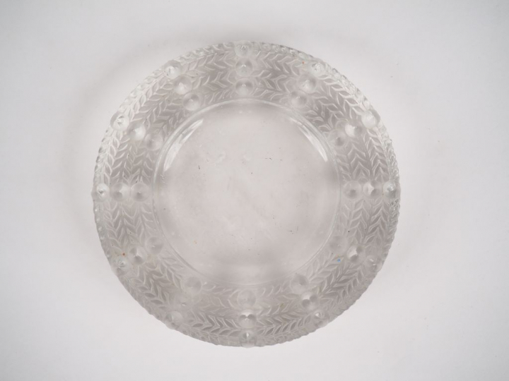 LALIQUE France.  Coupe en cristal, à décor de frise et de cabochons. S