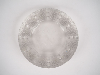 Vente aux enchères LALIQUE France.  Coupe en cristal, à décor de frise et de cabochons. S