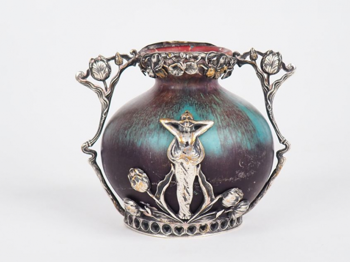 Petit vase Art Nouveau en grès flammé et monture en argent, à décor de