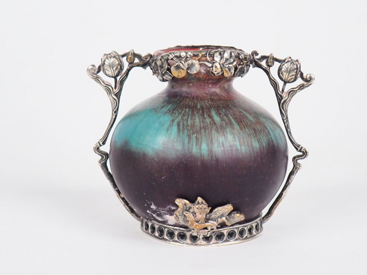 Petit vase Art Nouveau en grès flammé et monture en argent, à décor de