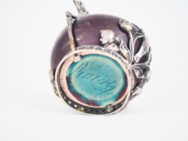 Petit vase Art Nouveau en grès flammé et monture en argent, à décor de