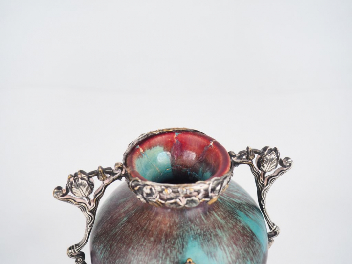 Petit vase Art Nouveau en grès flammé et monture en argent, à décor de