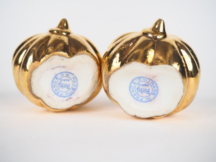 ROBJ.  Paire de salerons en porcelaine dorée en forme de coquillage.