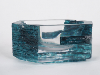 Vente aux enchères DAUM France.  Cendrier en cristal bleu. Signé.  Dim. 7 x 14,5 cm