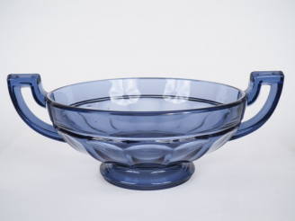 Vente aux enchères VAL SAINT LAMBERT.  Coupe à anses en cristal bleu. Signée.  Diam. 31,5