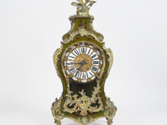 Vente aux enchères Cartel de style Louis XV en vernis Martin, à décor de fleurs sur fond 