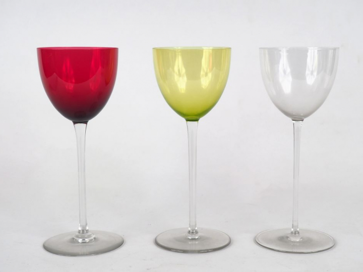 BACCARAT.  Treize verres à vin en cristal polychrome.  Signés.