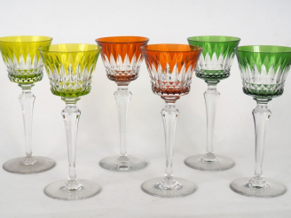 Vente aux enchères BACCARAT.  Six verres à vin du Rhin en cristal polychrome. Signés.  (é
