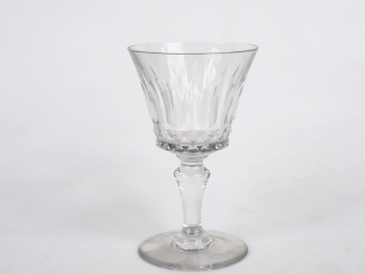 Vente aux enchères BACCARAT.  Dix verres à Sauternes en cristal.  Signés.