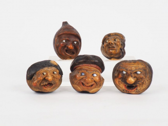 Vente aux enchères Cinq marrons d'Inde sculptés, à décor de tête de personnage.