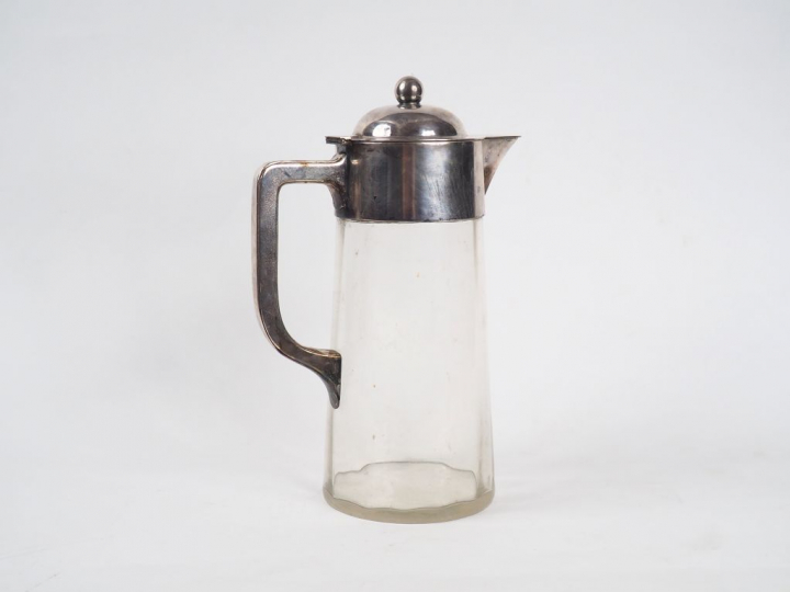 Grande carafe à orangeade en verre et métal argenté. H. 30 cm