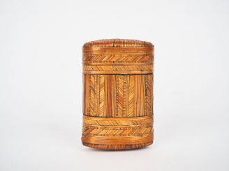Vente aux enchères Etui en marqueterie de paille. 10 x 6,5 cm