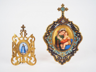 Vente aux enchères Deux différentes icones ou reliquaires en émail cloisonné et porcelain