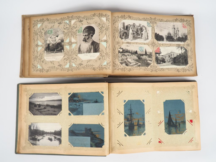 Deux différents albums de cartes postales.