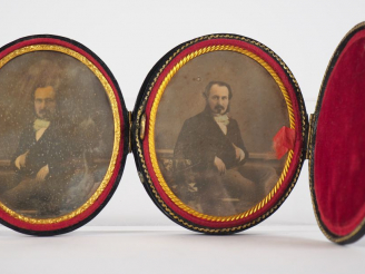 Vente aux enchères Paire de daguerréotypes fin XIXème  "Portraits d'homme"  Dans leur étu