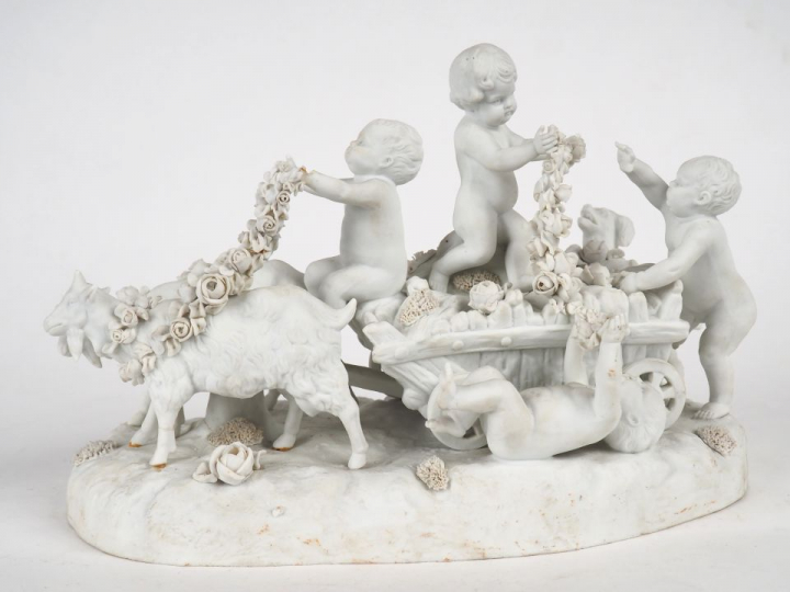 Groupe XIXème en biscuit  "Amours au char". Dim. 19 x 28 cm