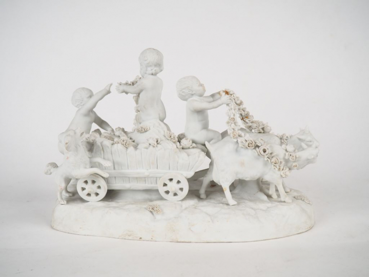 Groupe XIXème en biscuit  "Amours au char". Dim. 19 x 28 cm