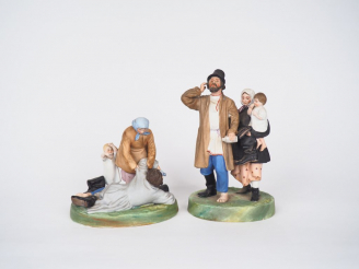 Vente aux enchères Deux différents groupes en biscuit polychrome représentant les scènes 