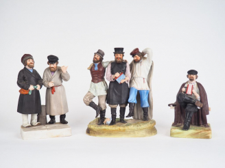 Vente aux enchères Trois différents groupes en biscuit polychrome représentant des scènes