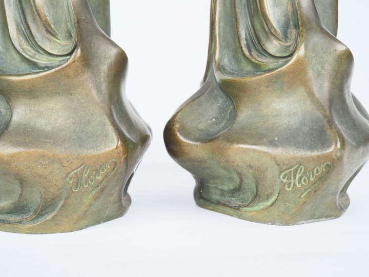FLORAN. Paire de vases Art Nouveau en régule, à décor de jeune femme e