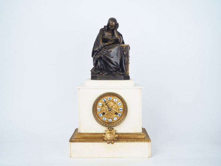 Pendule XIXème en marbre blanc et bronze, à décor d'une allégorie de l