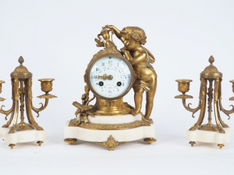 Vente aux enchères Garniture de cheminée 1900 de style Louis XVI en bronze et albâtre, à 