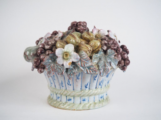 Vente aux enchères Centre de table en faïence figurant une corbeille de fruits. H. 24 cm