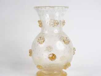 Vente aux enchères Vase en verre de Murano, à décor de fleurs dorées en cabochon. H. 29,5