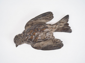 Vente aux enchères J. MOIGNIEZ "Oiseau mort" Sujet en bronze  Signé. 13 x 7,5 cm