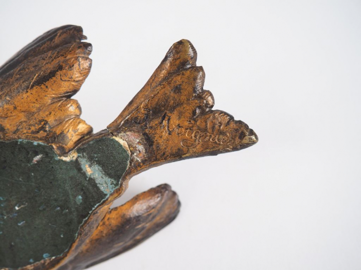 J. MOIGNIEZ "Oiseau mort" Sujet en bronze  Signé. 13 x 7,5 cm