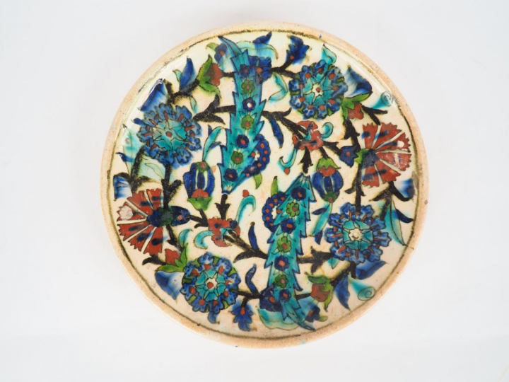 Assiette XIXème en céramique d'Iznik. Diam. 25 cm  (retrait de matière