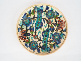 Vente aux enchères Assiette XIXème en céramique d'Iznik. Diam. 25 cm  (retrait de matière
