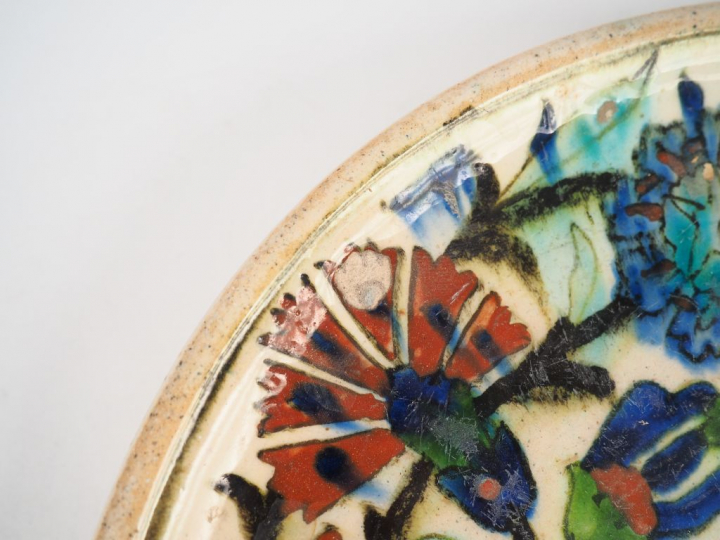 Assiette XIXème en céramique d'Iznik. Diam. 25 cm  (retrait de matière