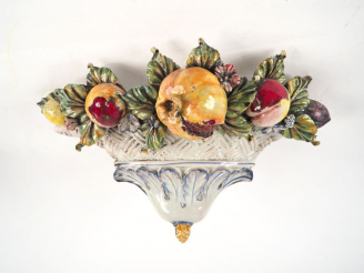 Vente aux enchères Applique en faïence polychrome, à décor de fruits. 24 x 45 cm