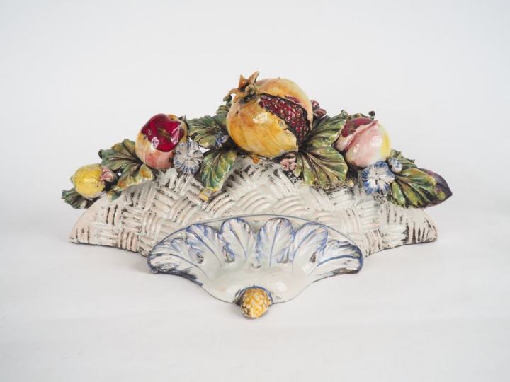 Applique en faïence polychrome, à décor de fruits. 24 x 45 cm